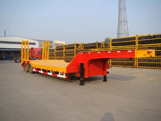 Rear view of the trailer with the double circuit brake system and fifth wheel coupling