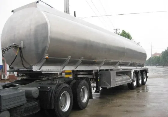 Front view of the tanker trailer showing the JOST king pin and 28T landing gear