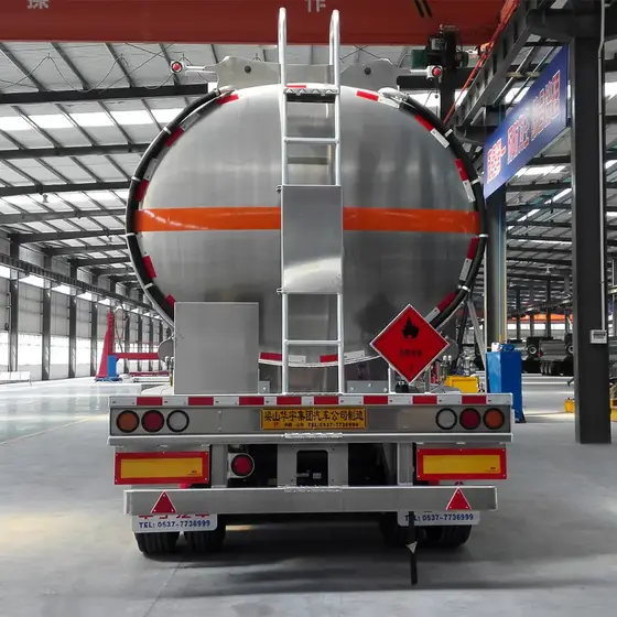 Rear view of the trailer with 4" disc discharge valve, seamless steel pipe, and rear LED lights