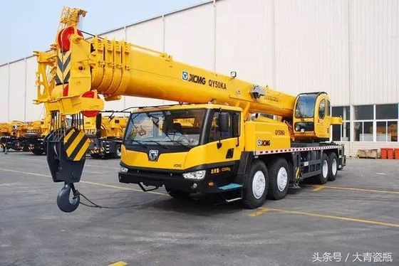 Rear view of the crane with the cab, engine compartment and RO/RO loading ramp