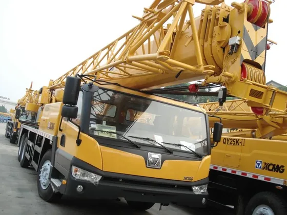 Side view of the crane showing the 4-section telescopic boom and 4.0x3.0m outrigger span