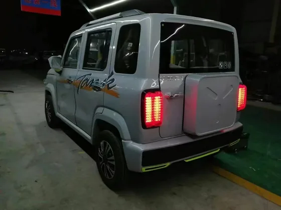 Rear view with rear drum brake and integrated solar panel on roof
