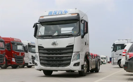 Front three-quarter view of Dongfeng Chenglong H7 tractor head with H73D cab and 315/80R22.5 tyres