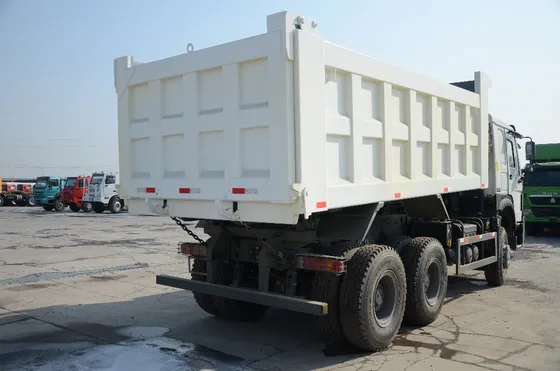 Rear view of the HOWO dump truck showing the lifting mechanism