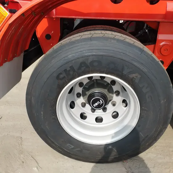 Side view of the semi-trailer showing the tank and landing gear