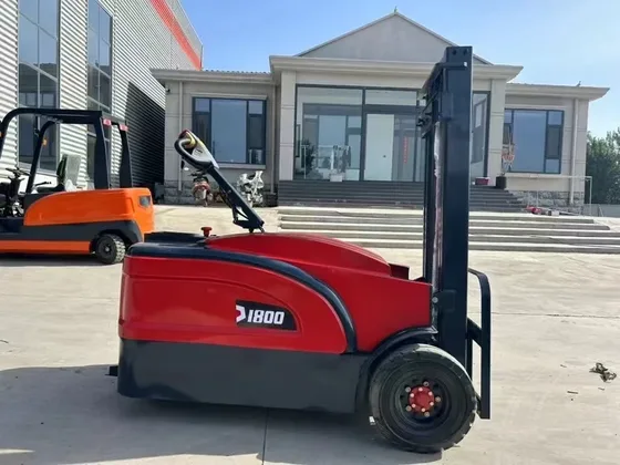 Side view of the forklift showing 4x4 drive wheels and hydraulic steering