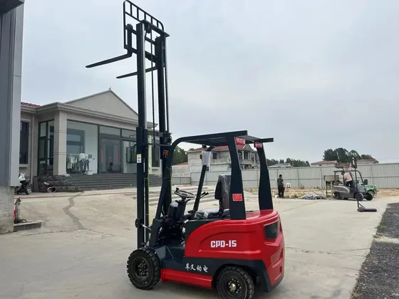 Electric forklift truck eone-S03 in red, front view with 1070mm forks and 60V battery pack