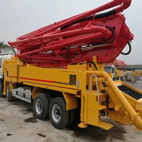 Boom section detail showing the RZ folding mechanism and steel joints
