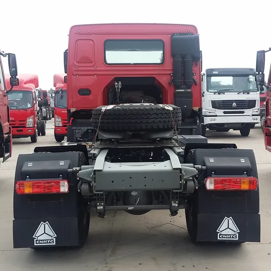 Rear view with fifth wheel coupling and mud flaps, white cab variant