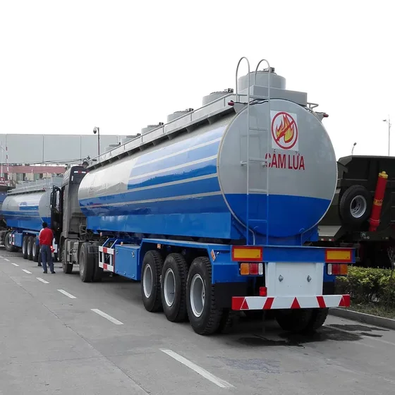 Front view of the trailer showing the JOST landing gear and 2′′ king pin