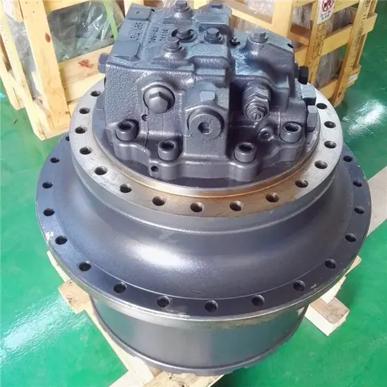 Black PC400-7 inverter final drive motor assembly, 730kg, mounted on a steel stand