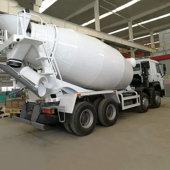 Side view of the HOWO mixer truck with 1800+3000+1400 mm wheelbase and 12.00R20 radial tyres