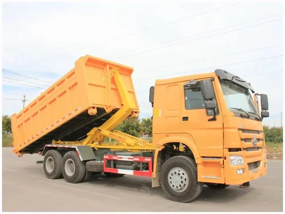 Side view of the HOWO compactor truck showing the 4700mm wheelbase and 10.00-20 tyres