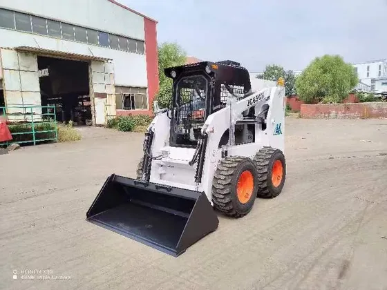 Front three-quarter view of the JC60G wheel-type skid steer loader with open cab and 12-16.5 tyres