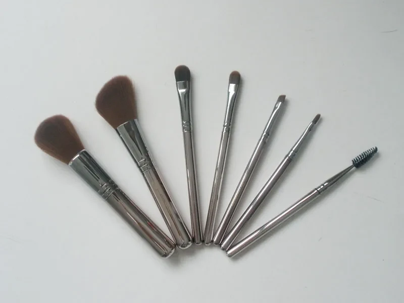 Set of seven two-tone nylon brushes with aluminum ferrules and aluminum handles