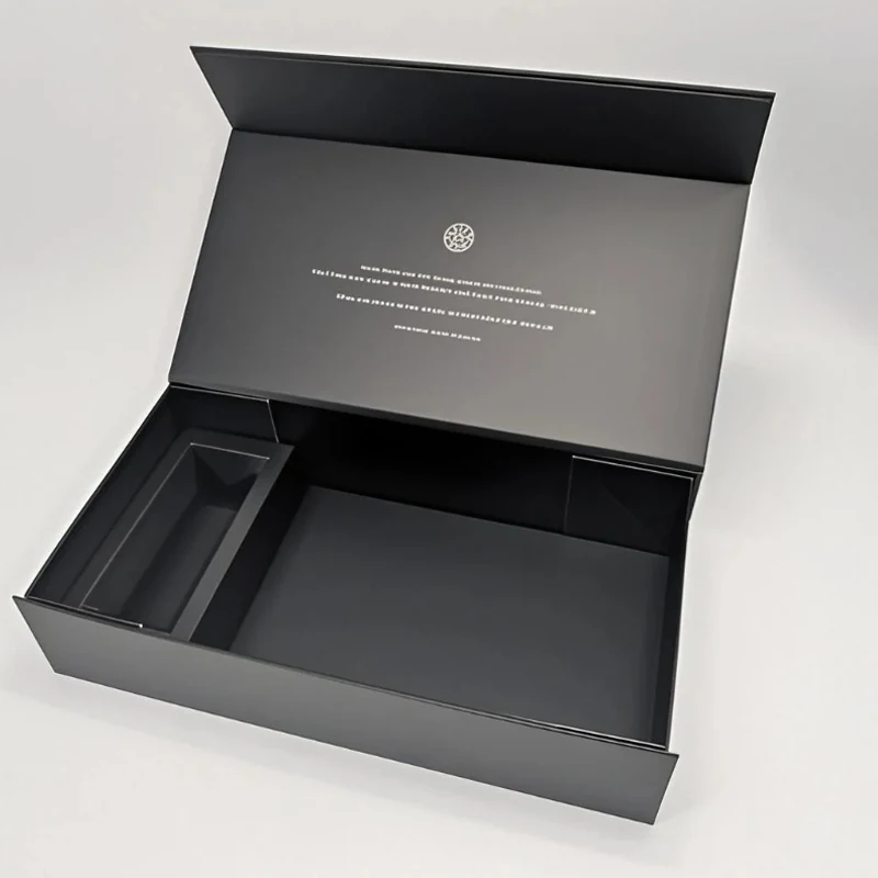 Fitted tray inside the magnetic cosmetic box