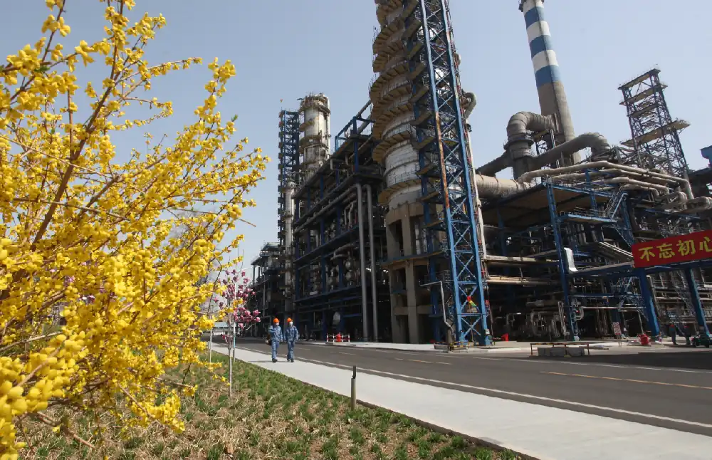 Reactor and column structures at the Dakings Jinshan chemical park