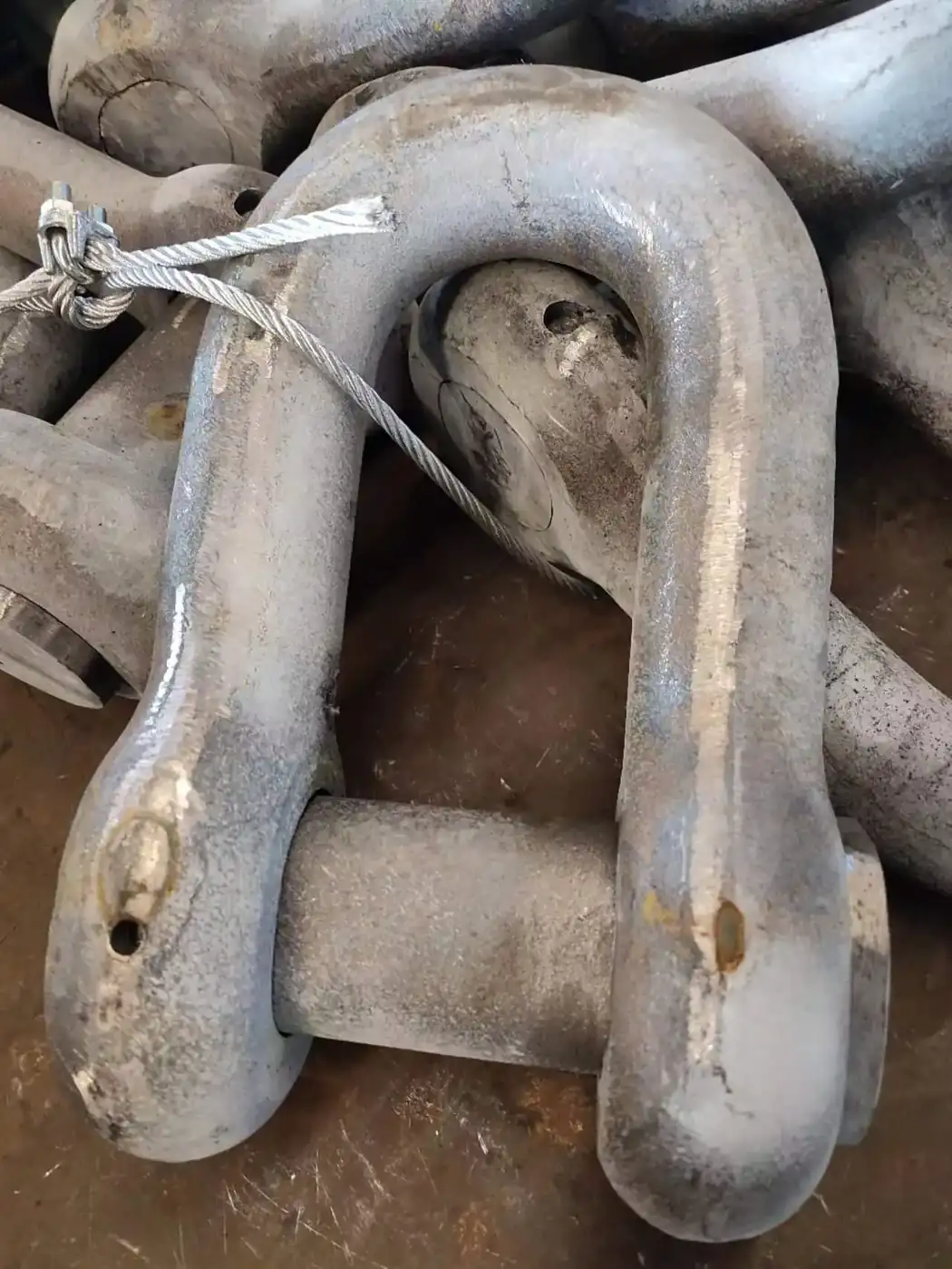 End anchor shackle body and pin detail