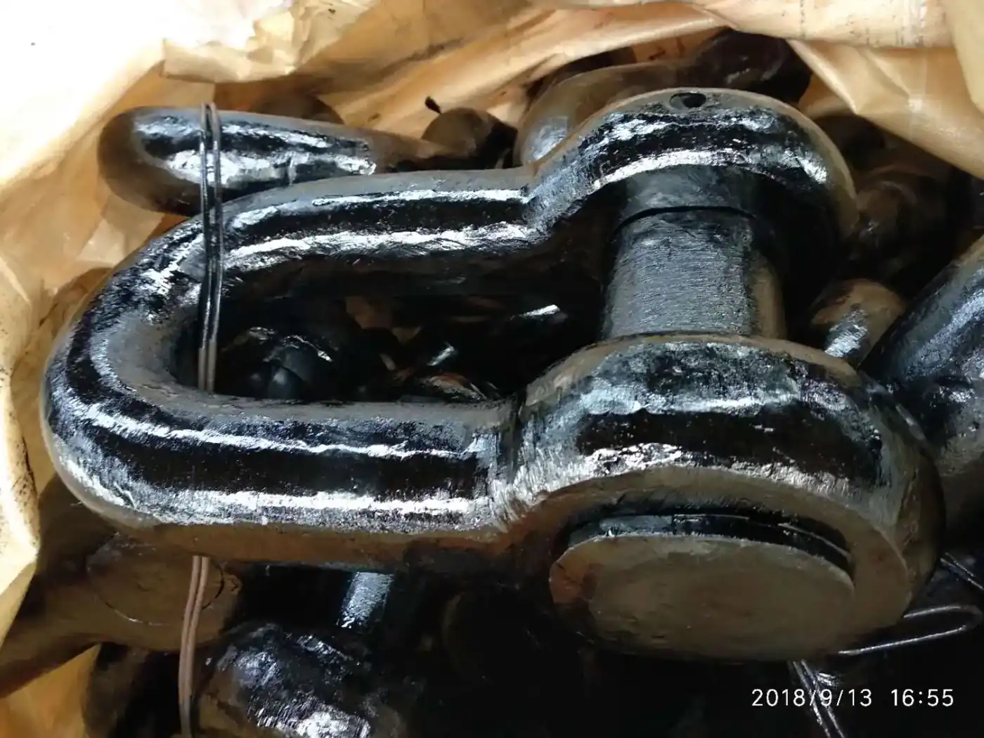 Forged end anchor shackle with pin removed
