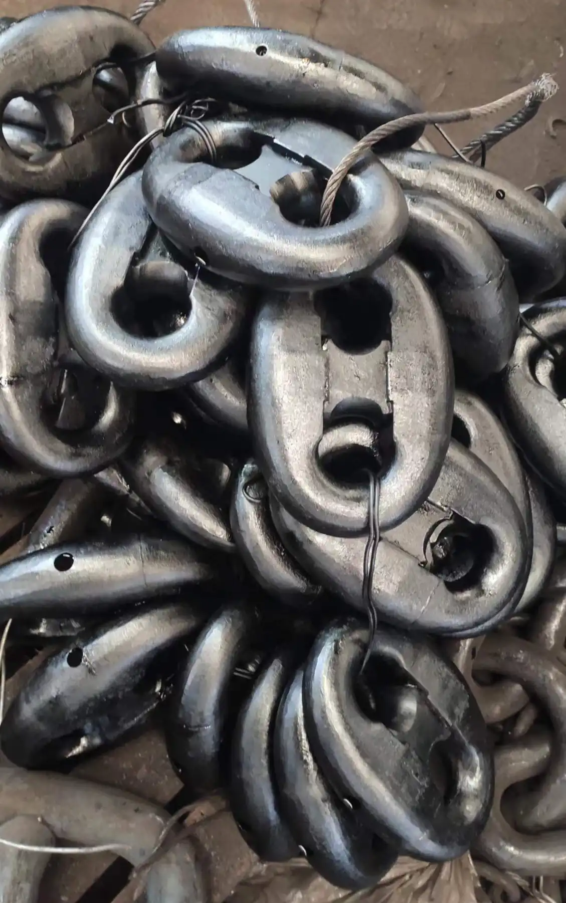 Kenter shackle connecting link for anchor chain