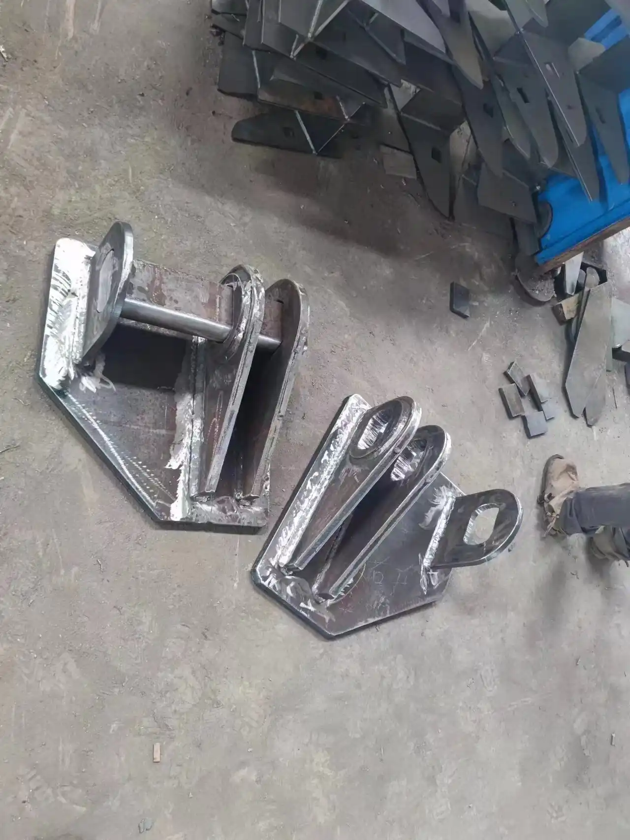 Smit towing bracket installed with chafing chain end link
