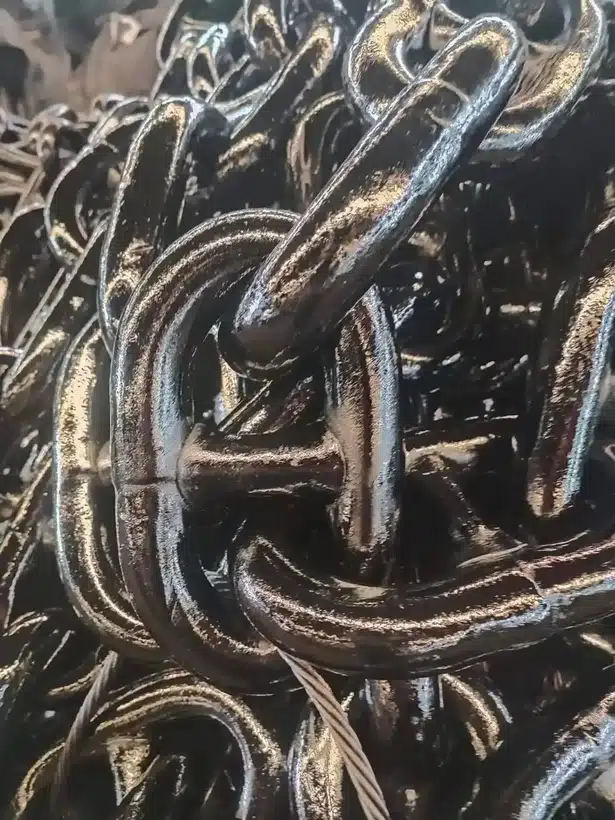 Stud link anchor chain cable with central studs