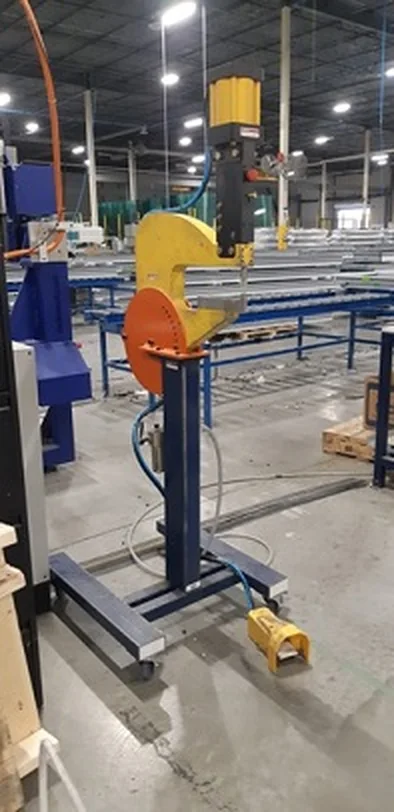 Cutting and handling unit on a pedestal frame inside an aluminium extrusion plant
