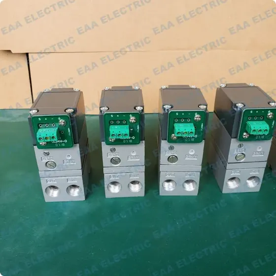 550X I/P transducer side profile showing air supply and output pressure ports
