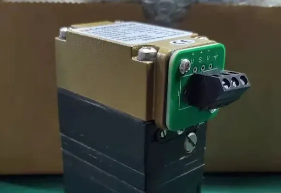 T7800 I P transducer side profile displaying compact enclosure and mounting points