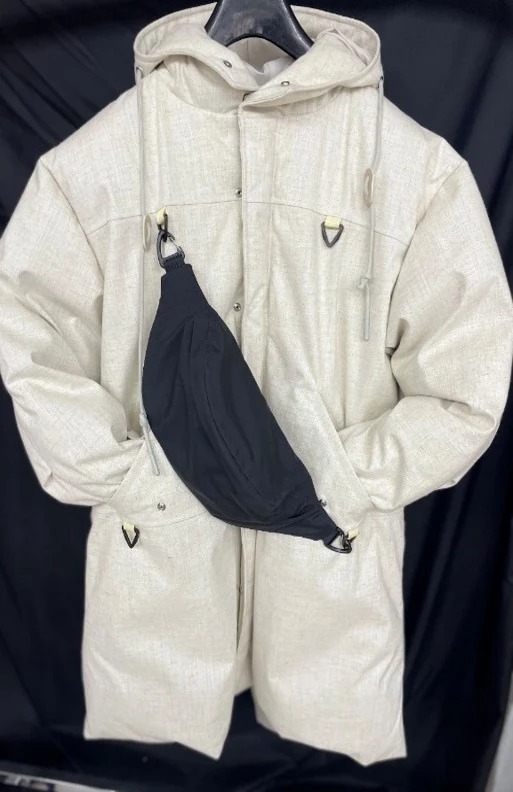 Detail of the detachable waist bag and front zip closure
