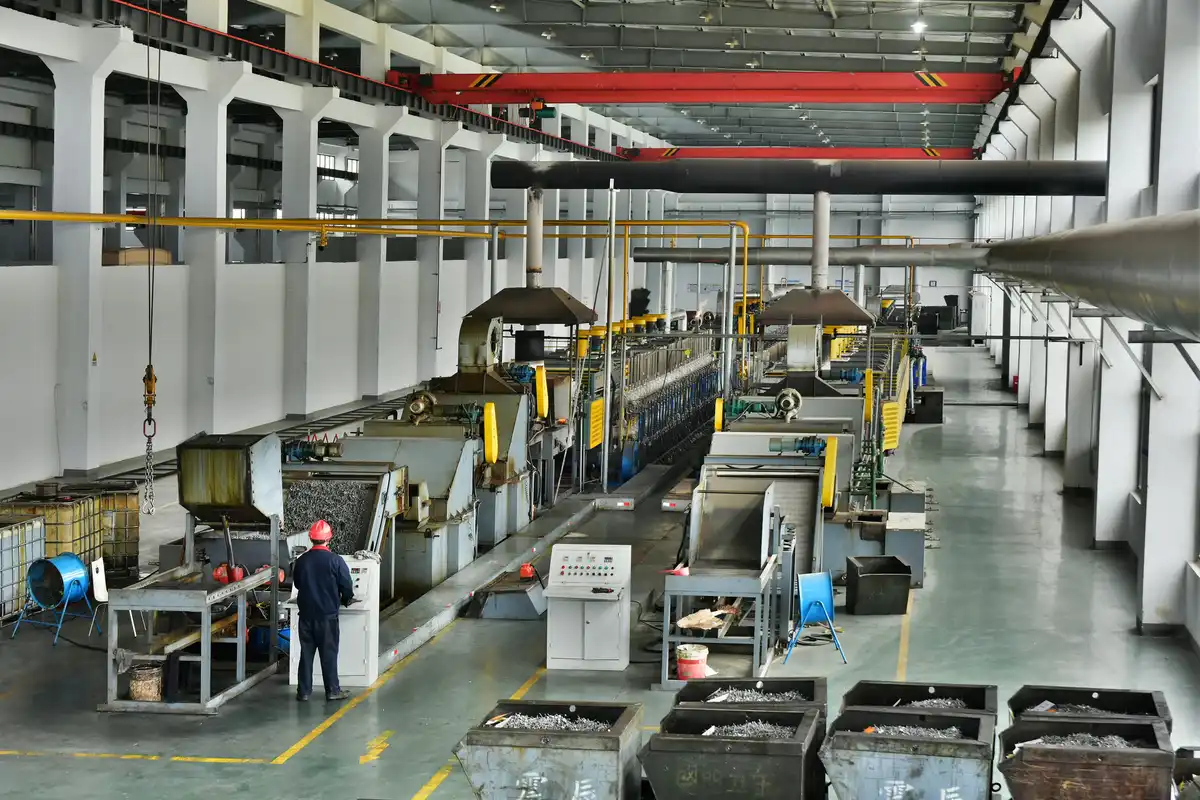 Conveyor feeding parts into the heat treatment process