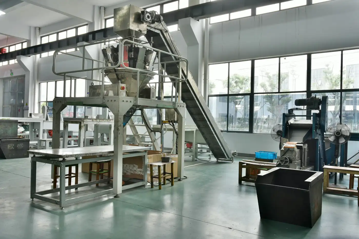 Automatic weighing and packing equipment on the packing line