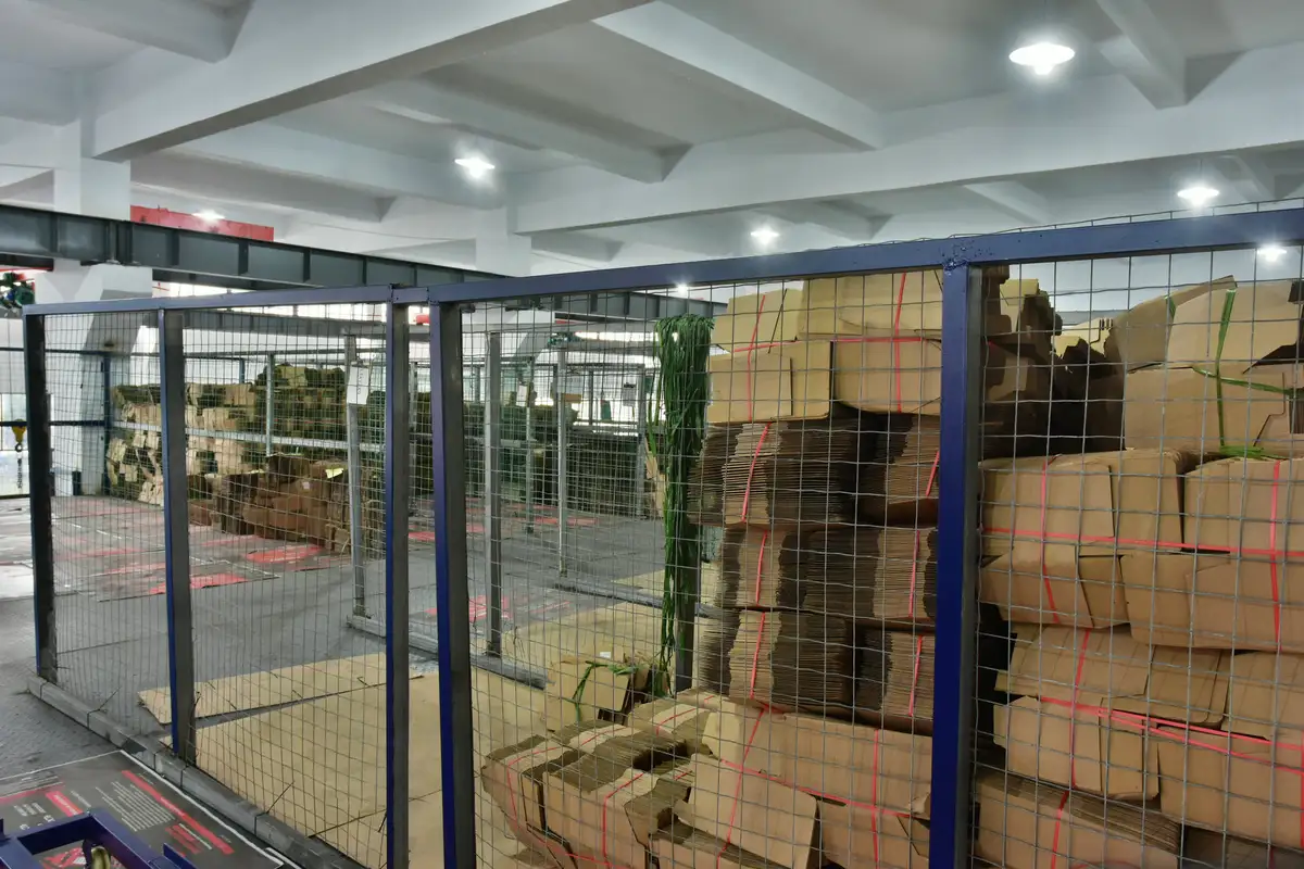 Packing line with weighing hoppers above filling stations