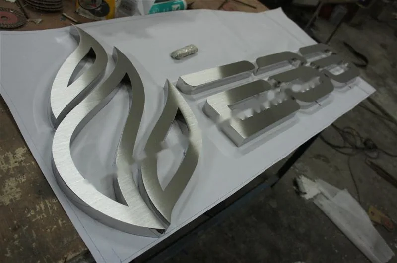 Brushed Stainless Steel box letter sign, reference 110, photographed in the Super Enseigne workshop