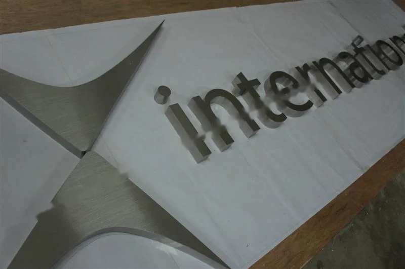 Brushed Stainless Steel relief letter sign, reference 122, photographed in the Super Enseigne workshop