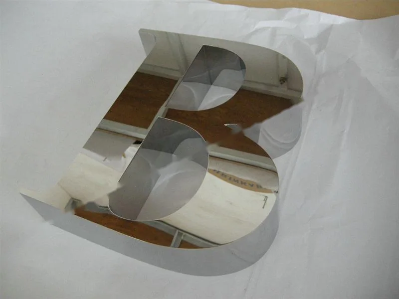 Mirror Polished Stainless Steel relief letter sign, reference 201, photographed in the Super Enseigne workshop
