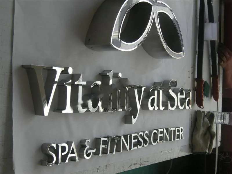 Mirror Polished Stainless Steel relief letter sign, reference 204, photographed in the Super Enseigne workshop