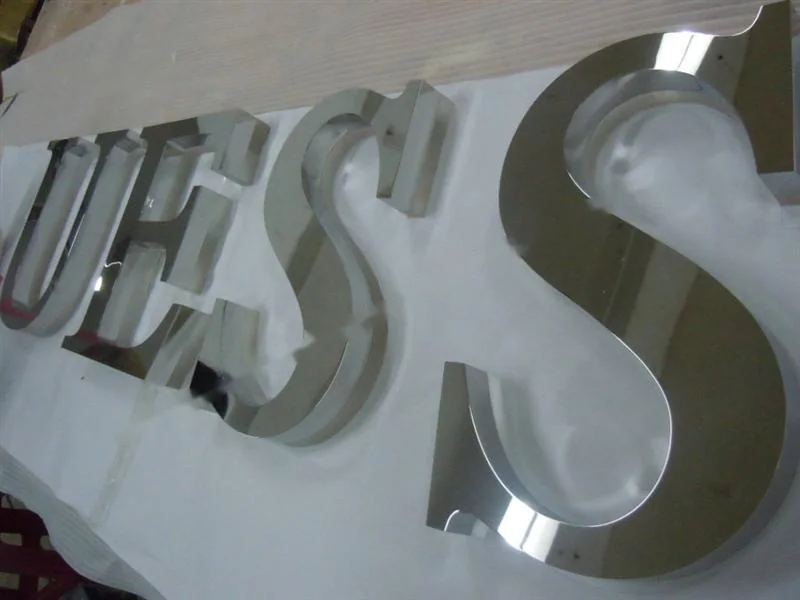 Mirror Polished Stainless Steel box letter sign, reference 205, photographed in the Super Enseigne workshop