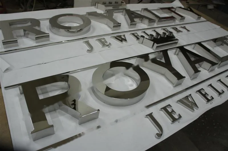 Mirror Polished Stainless Steel relief letter sign, reference 208, photographed in the Super Enseigne workshop