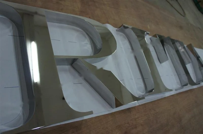 Mirror Polished Stainless Steel relief letter sign, reference 209, photographed in the Super Enseigne workshop