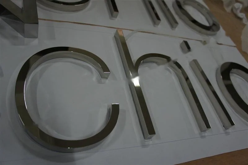 Mirror Polished Stainless Steel relief letter sign, reference 214, photographed in the Super Enseigne workshop