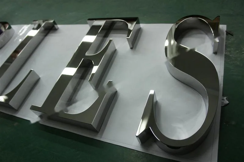Mirror Polished Stainless Steel box letter sign, reference 221, photographed in the Super Enseigne workshop