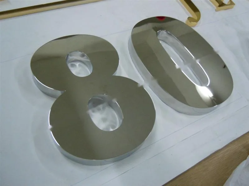 Mirror Polished Stainless Steel flat-cut letter sign, reference 229, photographed in the Super Enseigne workshop