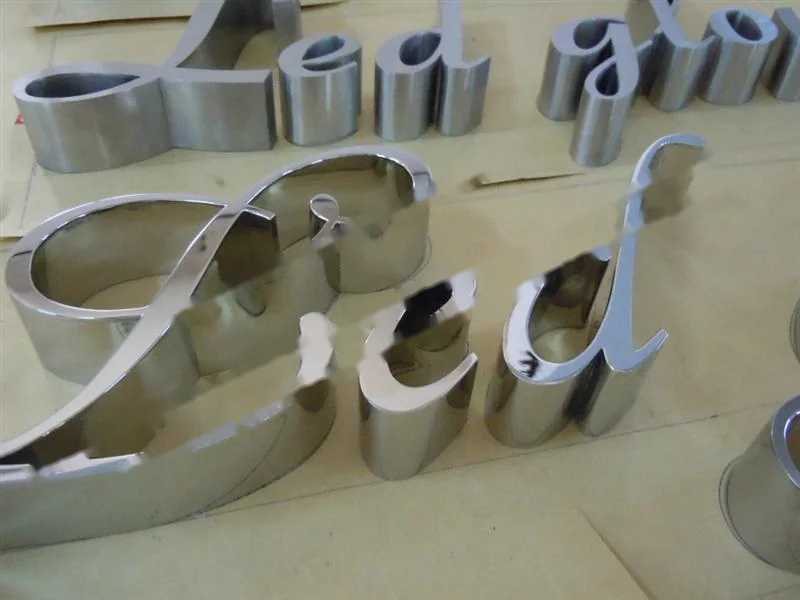Mirror Polished Stainless Steel relief letter sign, reference 231, photographed in the Super Enseigne workshop