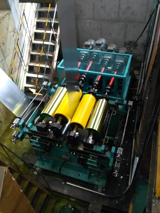 Recubridora de rodillo Ascon instalada en línea de acabado