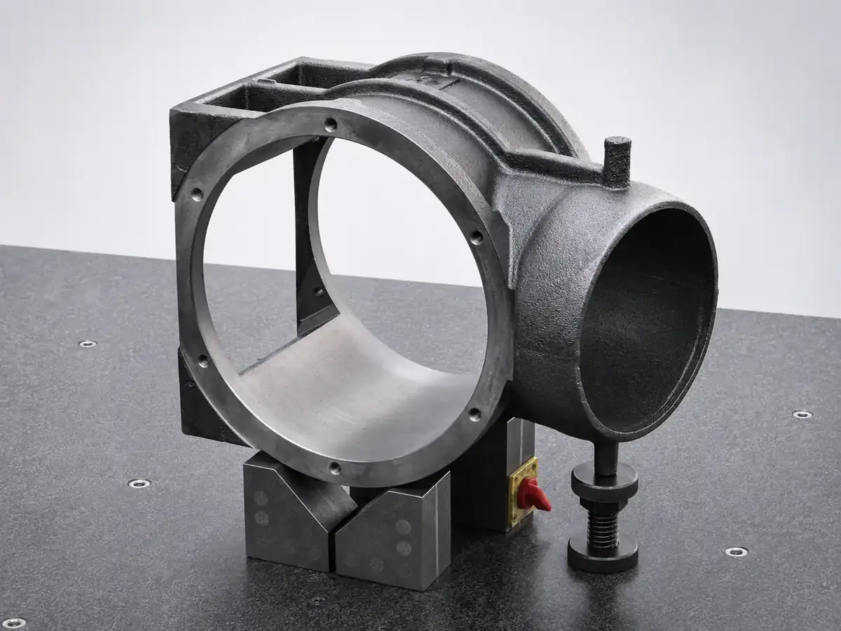 Ductile iron structural bracket with circular bore and mounting arms