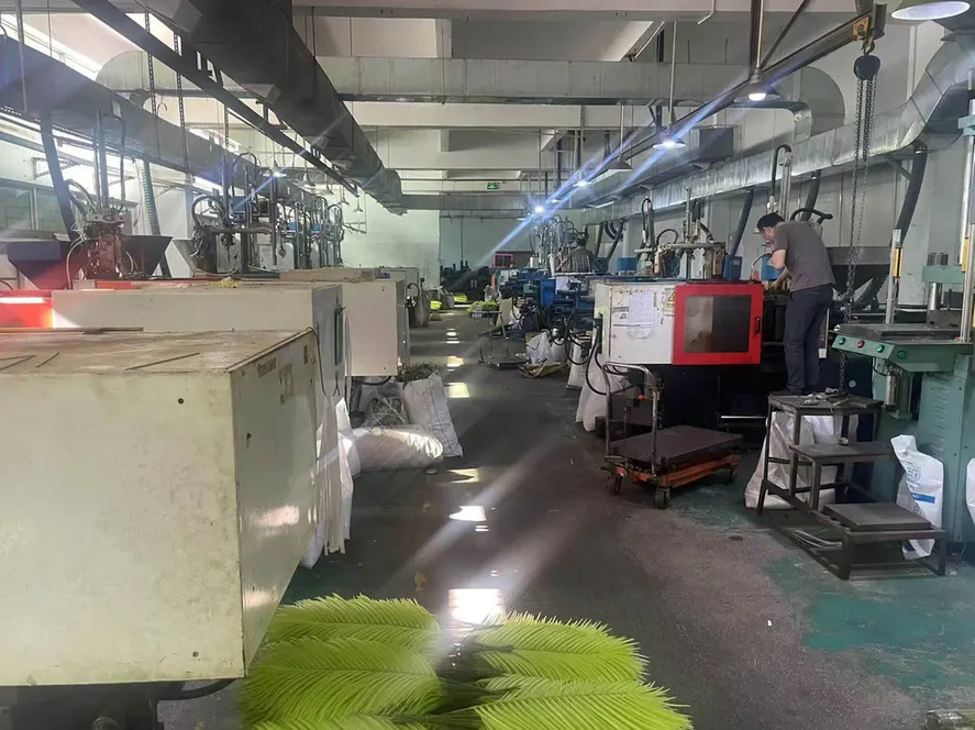 Injection moulding line producing artificial foliage