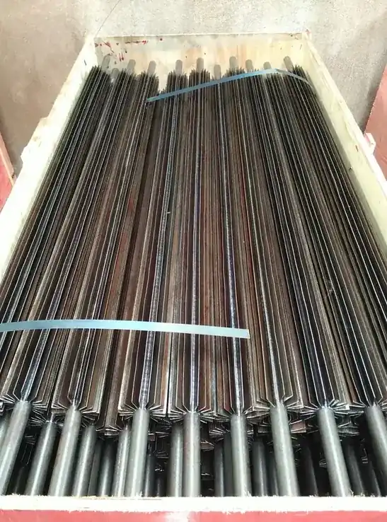 Longitudinal finned tube with fins running the full tube length