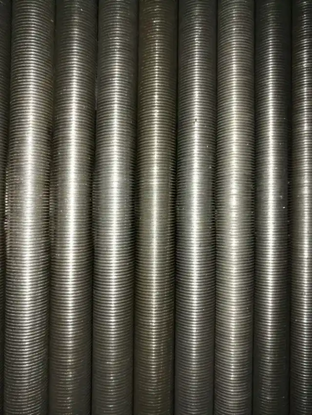 Integral low fin tube with the fin rolled from the tube wall