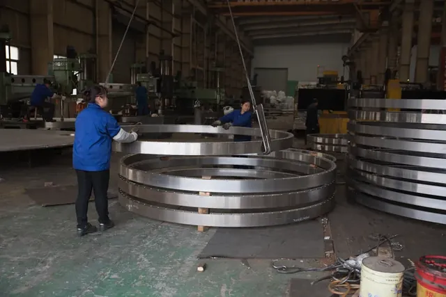 Heavy tubesheet handled in the machining bay